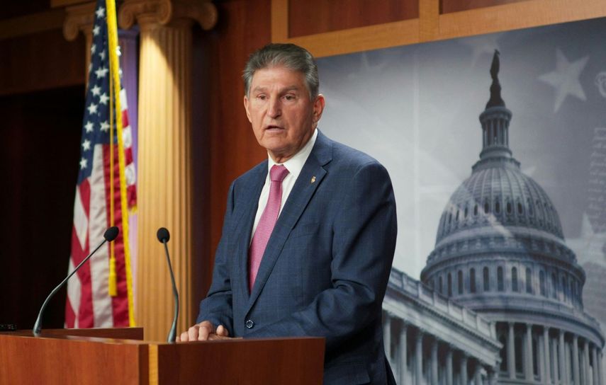 El senador demócrata Joe Manchin habla a la prensa en el Congreso.