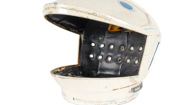 Esta foto impresa publicada por Juliens Auctions el 25 de junio de 2020 muestra un casco usado en 2001 Space Odyssey, que se subastará en julio.