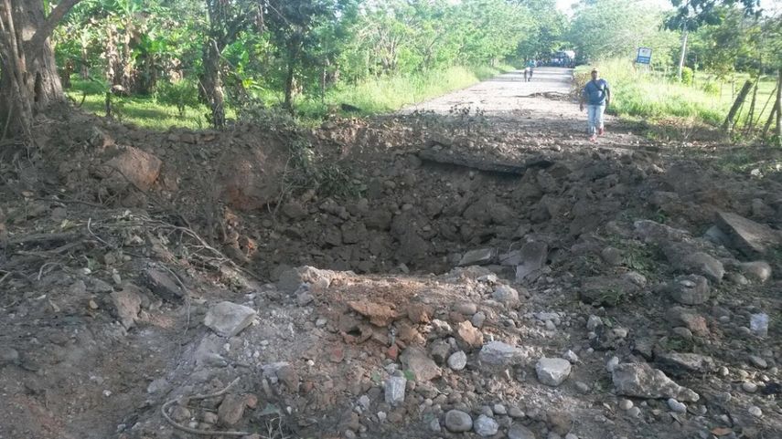 Luego de la explosión, la carretera que comunica a Saravena con Arauca quedó inutilizada en ambos sentidos.