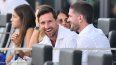 Lionel Messi (izq) y Rodrigo De Paul, del Inter Miami CF, sonríen en la banca durante el partido de la MLS entre los rosas y el FC Cincinnati en el Chase Stadium, el 26 de julio de 2025 en Fort Lauderdale, Florida.