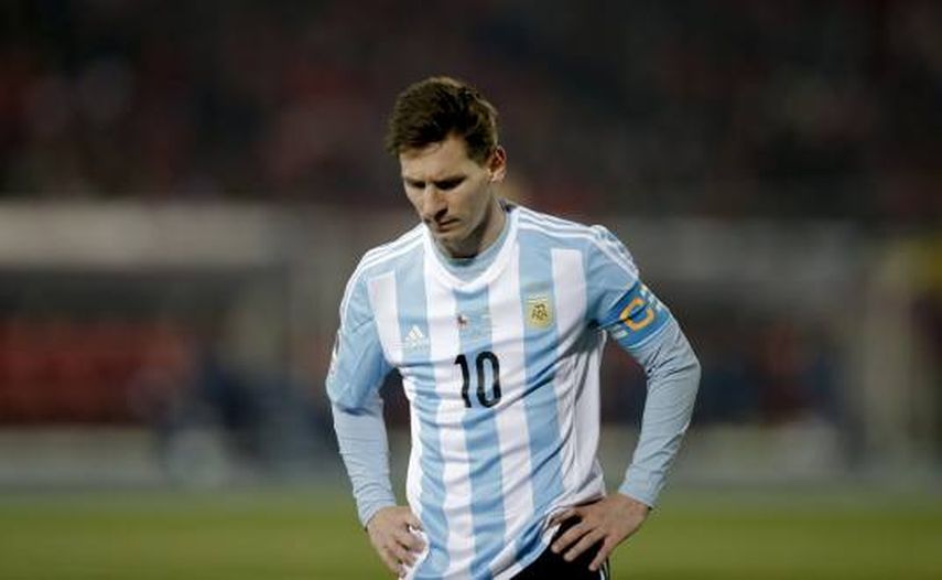 Messi deberá luchar contra los defensas bolivianos y también con el terreno de juego. (EFE)