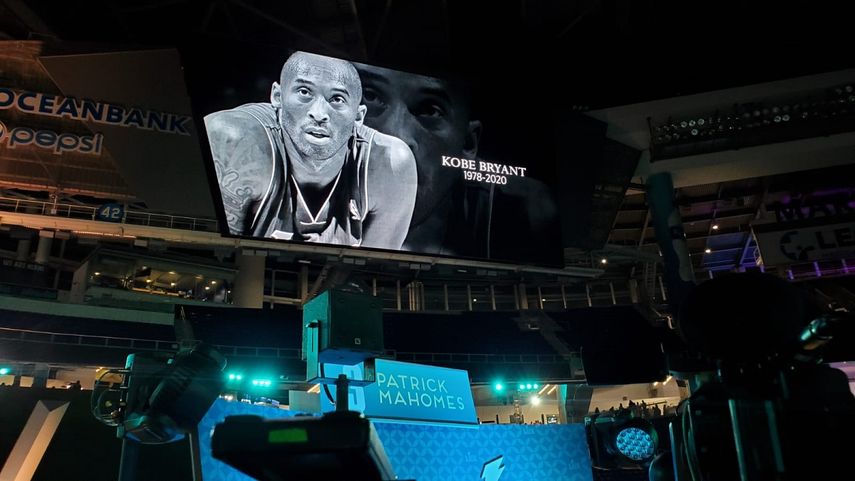 Kobe Bryant recibe un homenaje en el D&iacute;a de la Prensa del Super Bowl LIV, la noche del lunes 27 de enero.