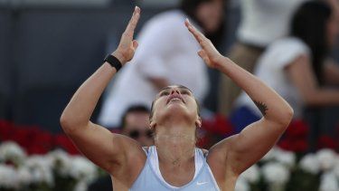 La bielorrusa Aryna Sabalenka celebra tras derrotar a la número 1 del mundo, la pola Iga Swiatek en el Torneo de Madrid
