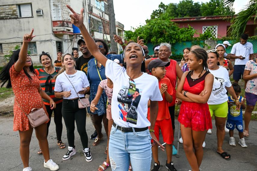Fanáticos se despiden de El Taiger en La Habana, adonde fueron repatriadas sus cenizas.