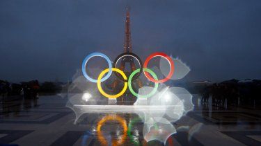 Los anillos olímpicos en la Place du Trocadero de París el 13 de septiembre de 2017 tras una votación en Lima que otorgó los JJOO de 2024 a la capital francesa.