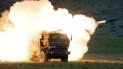 Un camión dispara con el High Mobility Artillery Rocket System de Lockheed Martin en ejercicios militares en el desierto en Yakima, Washington. 