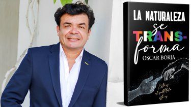 Oscar Borja junto a su libro. 