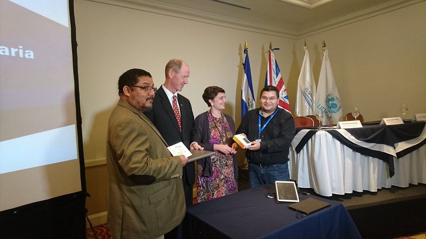 Donación de equipo informático a representantes del Ministerio de Salud de El Salvador.&nbsp;