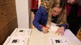 La autora firmando ejemplares.&nbsp;