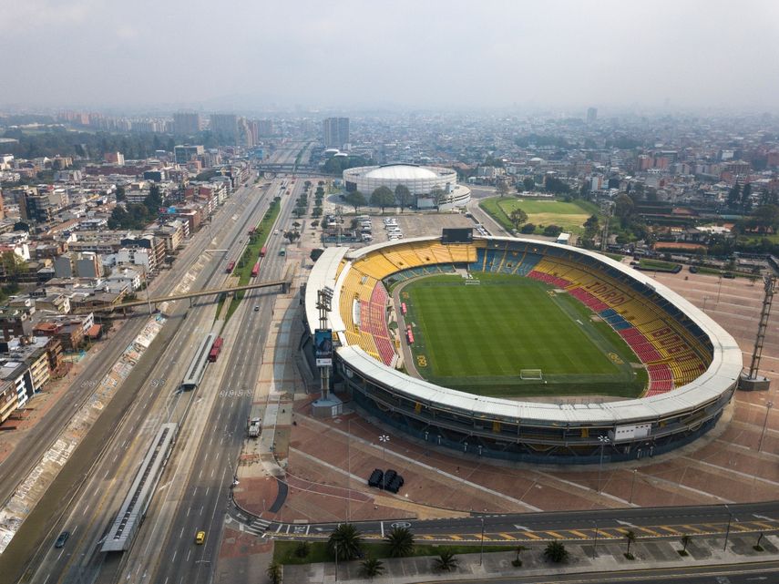 Esta foto de archivo del viernes 20 de marzo de 2020, muestra el estadio Nemesio Camacho de Bogotá en una zona que habitualmente presenta intenso tránsito pero que lucía vacía en medio de restricciones por la pandemia de coronavirus&nbsp;