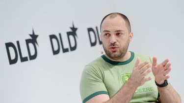Fotografía del 18 de enero de 2016 que muestra a Jan Koum, cofundador de Whatsapp, durante una conferencia en Múnich, Alemania.