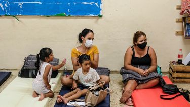 Mujeres y ni&ntilde;os conviven en un refugio previo a la llegada del hurac&aacute;n Delta, en Canc&uacute;n, M&eacute;xico, el martes 6 de octubre de 2020.&nbsp;