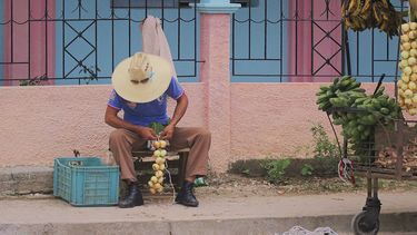 Tras el anuncio de que aumentarán los salarios, los vendedores de alimentos han aplicado un alza descomunal en los precios lo cual anticipa una severa inflación en el país.