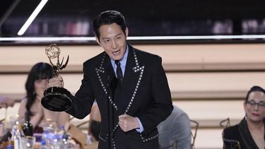 El actor sudcoreano Lee Jung-jae recibe el Emmy a mejor actor en una serie de drama por Squid Game en la 74a entrega de los Premios Emmy el lunes 12 de septiembre de 2022 en el Teatro Microsoft en Los Angeles.&nbsp;
