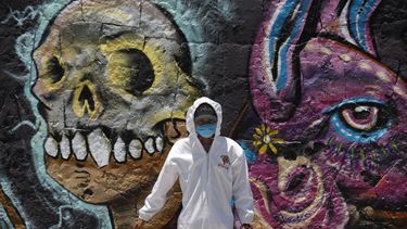 Un trabajador en el cementerio de San Nicolás Tolentino usa un traje de protección fuera del cementerio, en Iztapalapa, Ciudad de México, el jueves 30 de abril de 2020. Las autoridades han ordenado que todos los cuerpos de los que han muerto de COVID-19 deben ser cremados o enterrados con rapidez.&nbsp;