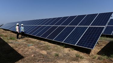 Imagen de paneles solares, una de las cuestionables y llamadas energía limpias.