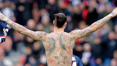 Los tatuajes de Ibrahimovic tienen un significado de apoyo para las personas que pasan hambre en el mundo (AP)