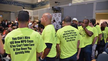 Policías de Miami durante la primera reunión del presupuesto de la ciudad. (Foto Álvaro Mata)