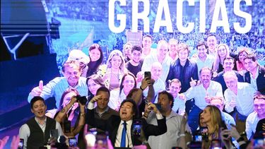 El presidente de Argentina, Javier Milei (C), celebra los resultados de las elecciones legislativas nacionales de mitad de período.&nbsp;