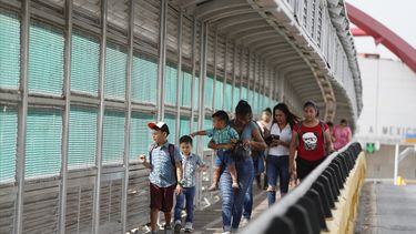 En esta fotograf&iacute;a del 28 de junio de 2019, unos residentes con visas caminan por el puente internacional Puerta M&eacute;xico para ingresar a Estados Unidos, en Matamoros, en el estado de Tamaulipas, M&eacute;xico.&nbsp;