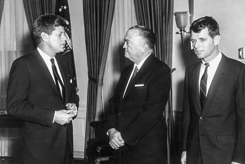 El presidente John F. Kennedy (izq.), junto al entonces director del FBI Edgar Hoover (cen.) y el fiscal general Robert F. Kennedy (der.) en Washington.