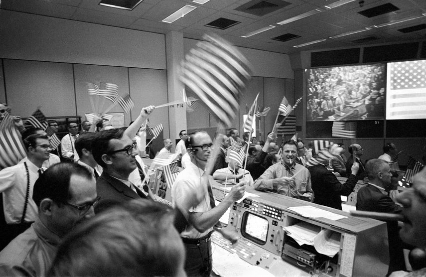 Foto del 24 de julio de 1969 distribuida por la NASA con los festejos por la exitosa coronaci&oacute;n de la misi&oacute;n de la Apolo 11,&nbsp;a su llegada a la Luna.