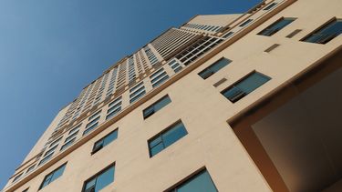 Vista parcial de la fachada de un hotel en Miami.