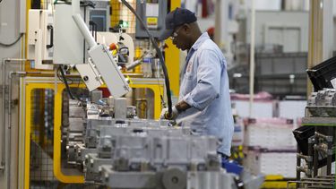 Un empleado automovil&iacute;stico ensambla una transmisi&oacute;n en la planta de General Motors en Toledo, Ohio.&nbsp; &nbsp;