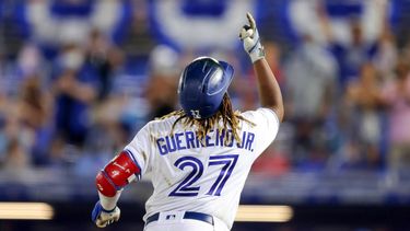 El dominicano Vladimir Guerrero Jr., de los Azulejos de Toronto, festeja su paso por la tercera base después de disparar su tercer jonrón contra los Nacionales de Washington en la séptima entrada del partido en Dunedin, Florida, el martes 27 de abril de 2021