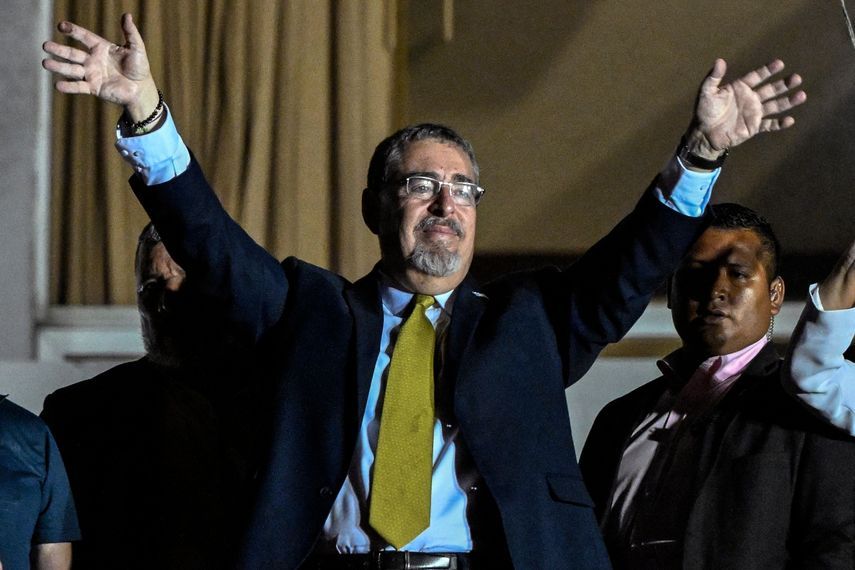 Bernardo Arévalo, sociólogo y escritor guatemalteco, de 64 años, resultó victorioso con 58% de los votos el pasado 20 de agosto, en la segunda vuelta de las elecciones presidenciales, con una campaña anticorrupción, al derrotar a la exprimera dama Sandra Torres, del partido Unidad Nacional de la Esperanza.
