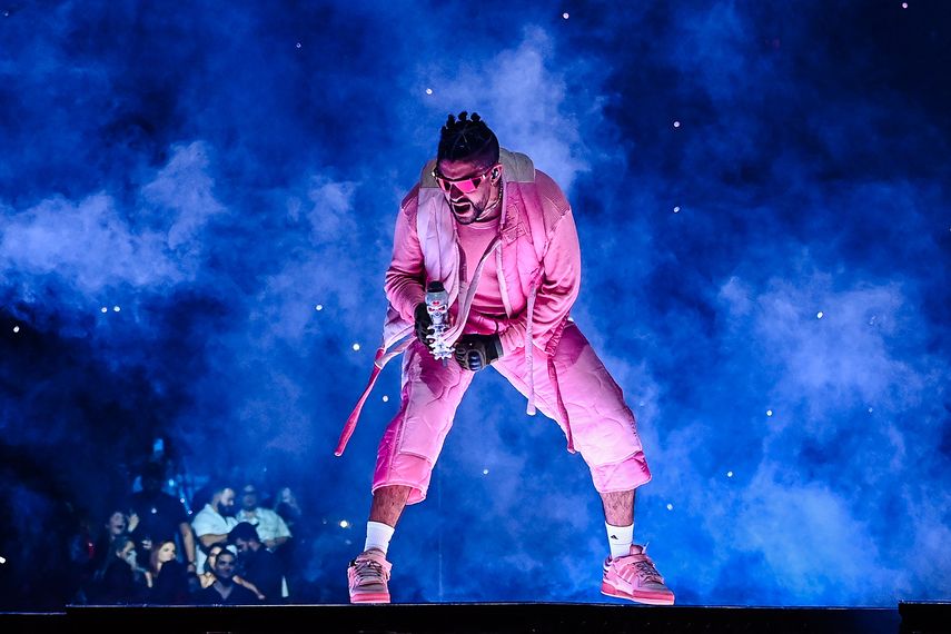 El rapero puertorriqueño Bad Bunny se presenta en el escenario durante The Last Tour Of The World, en FTX Arena en Miami, Florida, el 1 de abril de 2022.