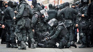  Miembros de la Brigada de Investigación e Intervención y a miembros del cuerpo de operaciones especiales de la policía, RAID durante el asalto en Saint Denis, cerca de París, Francia.(EFE) 