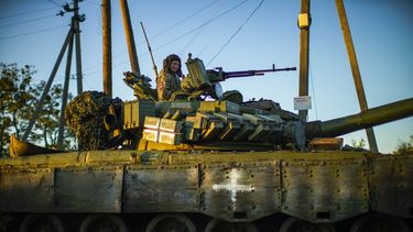 Un tanquista ucraniano custodia una de las posiciones frente a la ofensiva del ejército ruso.