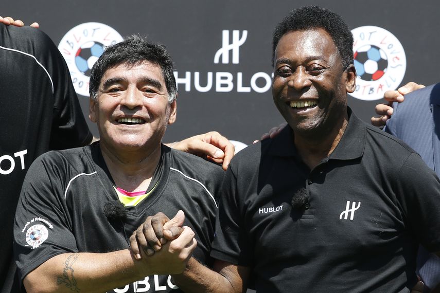 Pelé y Maradona comparten previo a un juego de fútbol en 2016