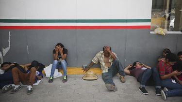Fotografía del 1ro de agosto de 2019 de un grupo de migrantes en un centro de inmigración en la ciudad fronteriza de Matamoros, México.