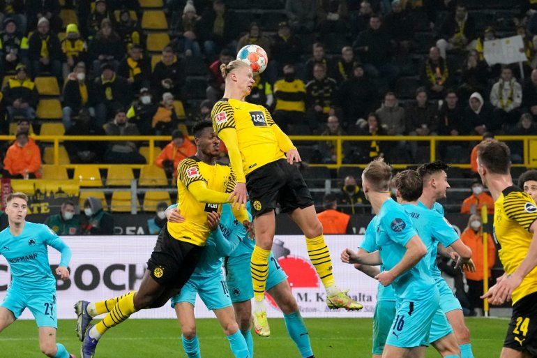 Erling Haaland del Borussia Dortmund cabecea el balón en el encuentro ante el Gruether Fïrth en la Bundesliga el miércoles 15 de diciembre del 2021