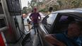 Un auto se abastece de gasolina en una de las 1.765 estaciones de servicio de combustible en Venezuela.