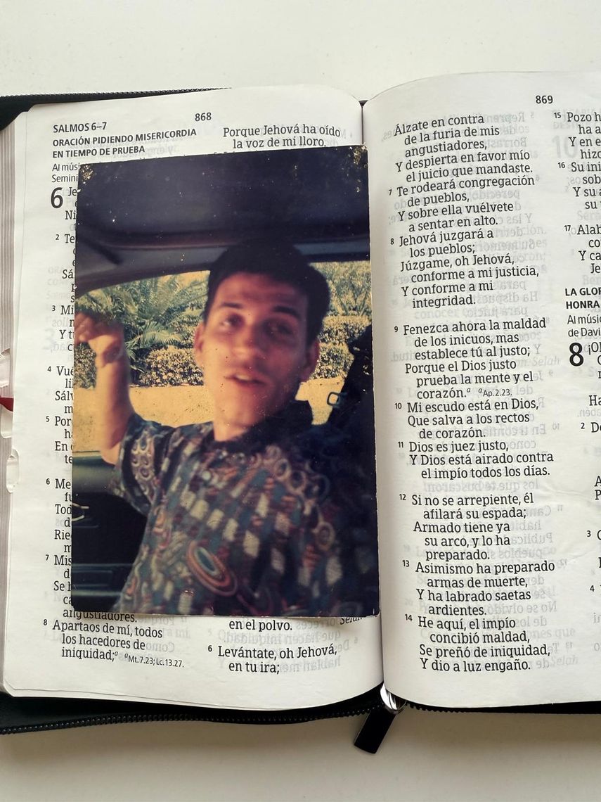 “Esta es la única que llevo siempre conmigo en mi Biblia”, expresó Nancy durante la entrevista, al mostrárnosla.