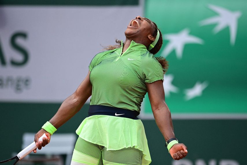 Serena Williams reacciona mientras juega contra la rumana Mihaela Buzarnescu durante el partido de tenis femenino individual de la segunda ronda del Roland Garros 2021 en París el 2 de junio de 2021 &nbsp; &nbsp;
