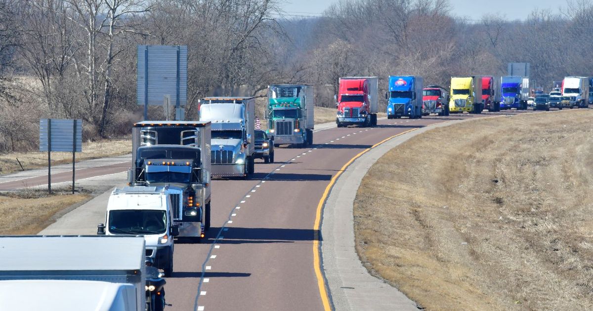 Trump anuncia arancel del 25% a camiones importados por EEUU