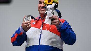 Leuris Pupo, medallista de plata de Cuba, subió al podio para la ceremonia de la victoria de la final masculina de pistola de tiro rápido de 25 metros durante los Juegos Olímpicos de Tokio 2020