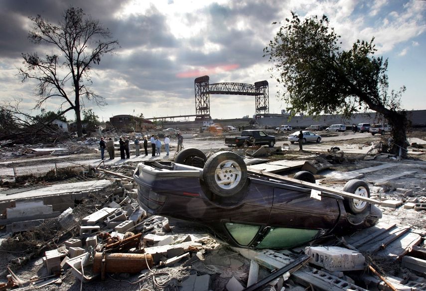 Miembros de la Autoridad de Recuperación de Luisiana recorren la zona del Lower 9th Ward de Nueva Orleans el miércoles 26 de octubre de 2005, luego de que gran parte de esa región quedó destruida al romperse el dique en el Canal Industrial durante los huracanes Katrina y Rita.&nbsp;
