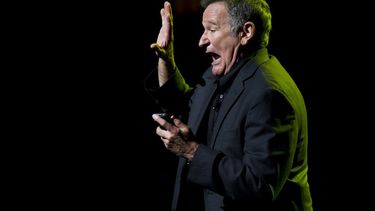En esta foto del 8 de noviembre de 2012, el actor de Hollywood Robin Williams se presenta en el sexto concierto benéfico anual Stand Up For Heroes para miembros del servicio lesionados y veteranos en Nueva York.&nbsp;