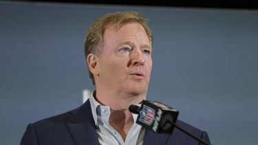 esta foto del 3 de febrero de 2020, el comisionado de la NFL, Roger Goodell, habla durante una conferencia de prensa en Miami&nbsp;