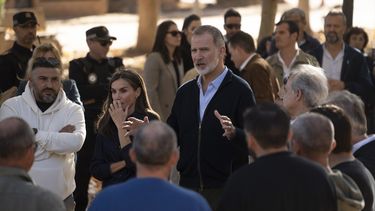 Los reyes de España, Felipe VI y Letizia, saludan a los vecinos de la localidad durante la visita a Utiel, tres semanas después de la DANA, el 19 de noviembre de 2024, en Utiel, Comunidad Valenciana (España).