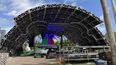 Obreros y sonidistas preparan uno de los cuatro escenarios del Miami Ultra Fest 2022.