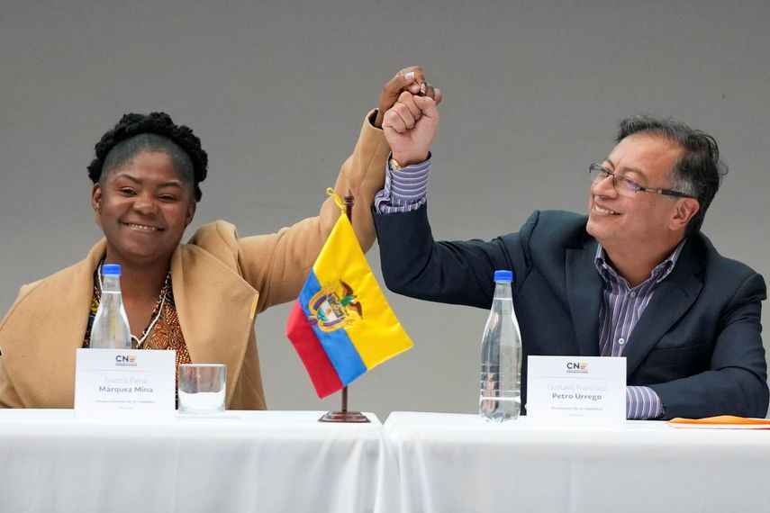 El presidente electo de Colombia, Gustavo Petro, a la derecha, y su vicepresidenta, Francia Márquez, se dan la mano durante una ceremonia que certifica su victoria electoral, en Bogotá, Colombia, el jueves 23 de junio de 2022.