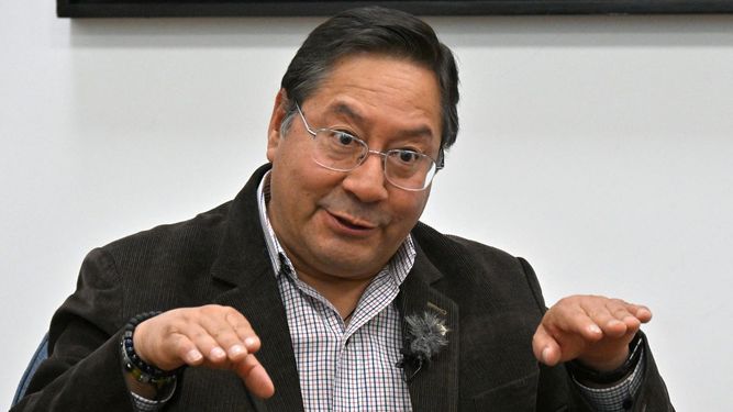 El  expresidente de Bolivia, Luis Arce Catacora, hace un gesto durante una entrevista con AFP en la Casa Grande del Pueblo en La Paz el 18 de junio de 2025. 