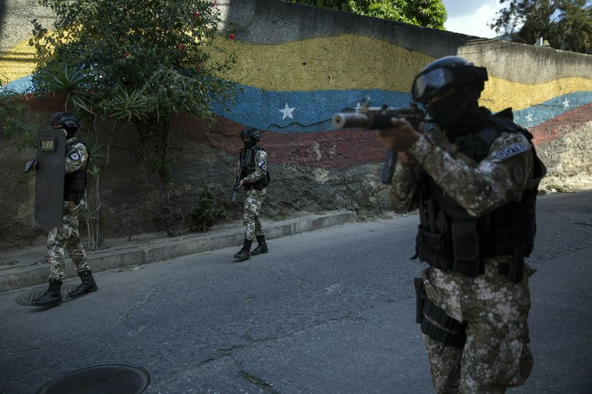 Miembros de la Fuerza de Acción de la Policía Nacional, FAES, unidad de comando de élite creada para por el régimen de Nicolás Maduro, patrullan el vecindario Antimano de Caracas, Venezuela, el martes 29 de enero de 2019.