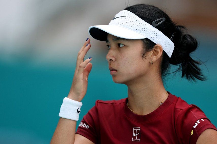 La filipina Alexandra Eala pide una toalla durante un partido del Abierto de Miami, el 26 de marzo de 2025.
